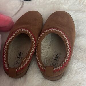 SHEIN Brown Kids Slippers with Red Trim